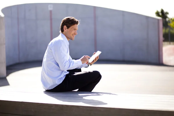 Rahat işadamı holding tablet — Stok fotoğraf