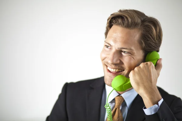 Usmívající se podnikatel mluví po telefonu — Stock fotografie