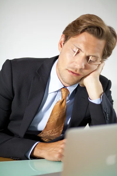 Hombre de negocios soñoliento tratando de mantenerse despierto —  Fotos de Stock