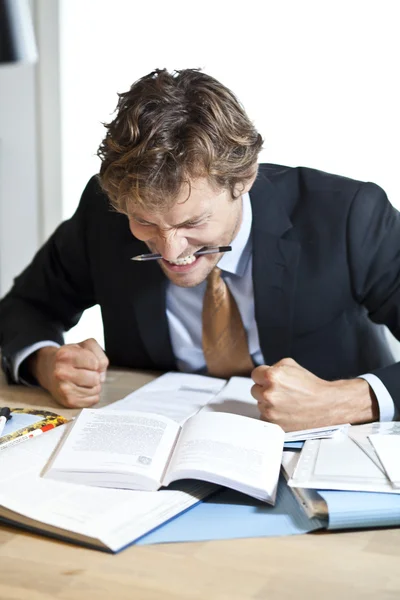 Hombre de negocios enojado en el escritorio — Foto de Stock