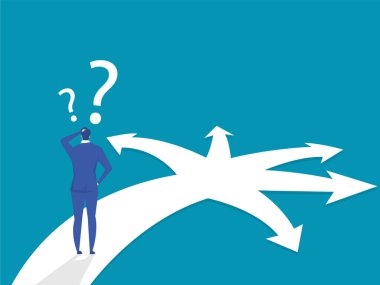 Bir kavşağın önünde duran işadamı yolları çok farklı şekillerde ikiye bölünmüş oklar gibi..