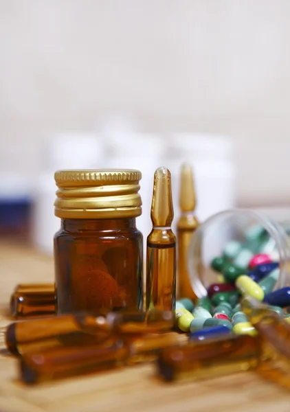 Ampollas y pastillas para controlar diversas enfermedades — Foto de Stock