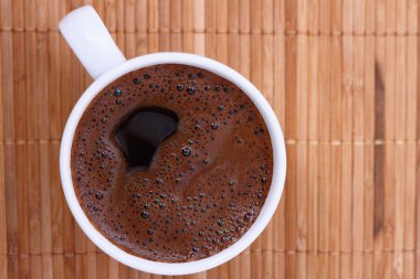 Beyaz fincan taze Arapça kahve