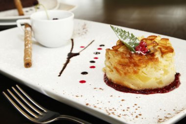 peynir ve elmalı turta restoranda servis