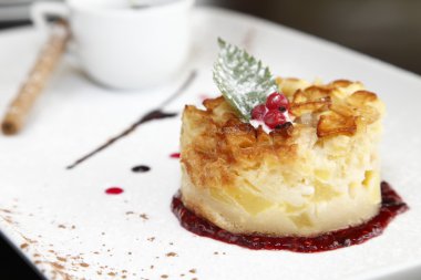 elmalı turta ve peynir restoran tatlı olarak görev yaptı.