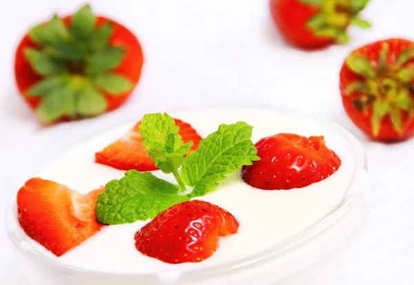 Appetitliche Erdbeeren mit Joghurt und Minze — Stockfoto