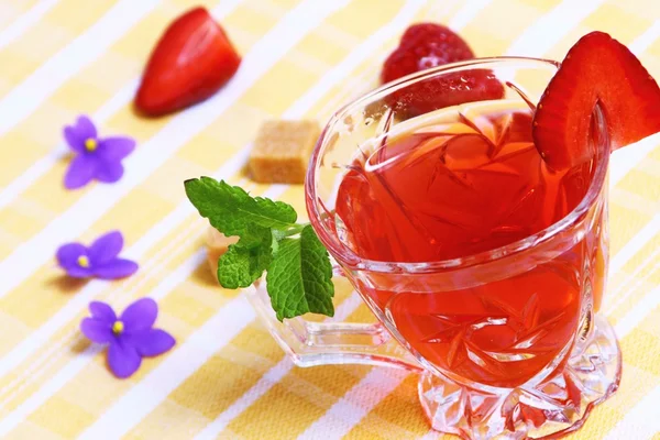 Tee mit frischen roten Früchten und Minze — Stockfoto