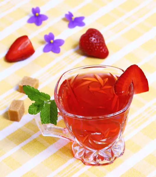 Fresh red tea and tasty fruit with mint — Stock Photo, Image