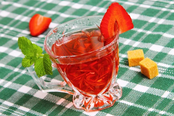 Iced tea with strawberry and mint — Stock Photo, Image