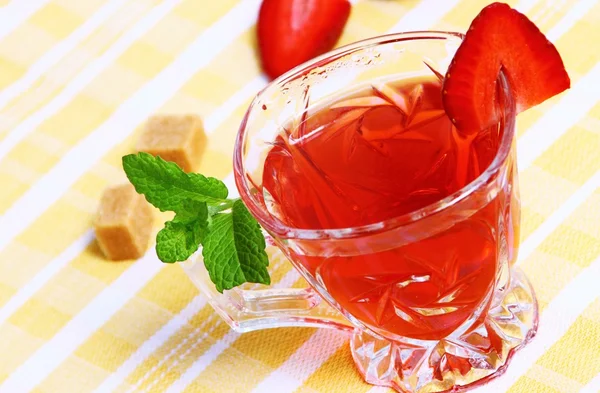 Fresh red tea and tasty fruit with mint — Stock Photo, Image