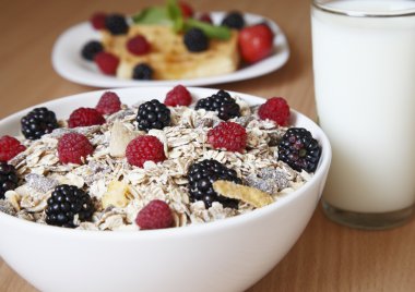 Kahvaltıda sütlü tahıl