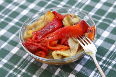 Közlenmiş biber yağı ve sirke ile renkli salata