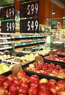 Fresh apples in grocery discounts