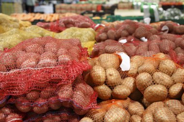 büyük patates torbaların süpermarketlerde yerleştirilir.