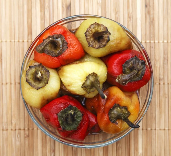 Kleurrijke paprika gebakken met olie en azijn — Stockfoto