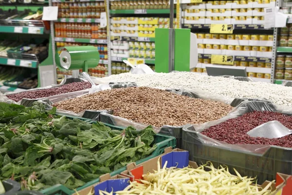 Fresh vegetable stand in a big supermarket — Stock Photo, Image