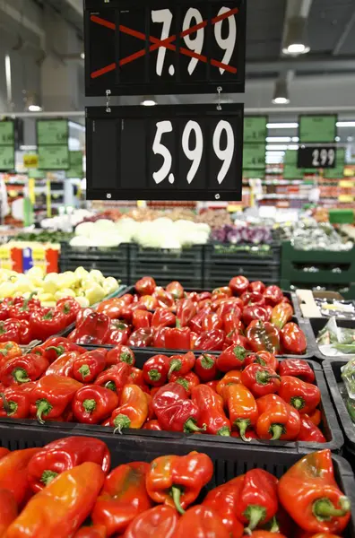 Piros paprika, egy nagy élelmiszerbolt kedvezmény — Stock Fotó