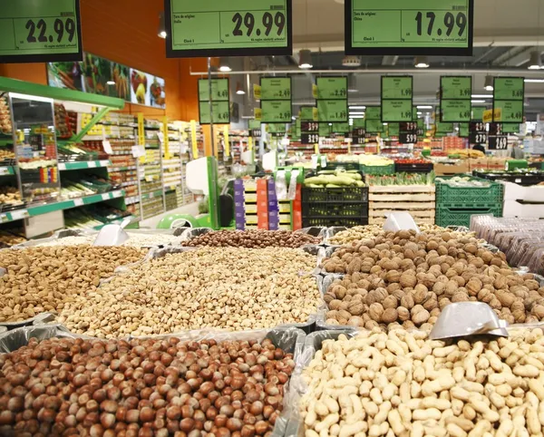 Boxes of hazelnuts, walnuts and chestnuts in supermarkets — Stock Photo, Image