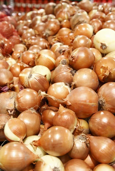 Onions for sale in supermarket — Stock Photo, Image