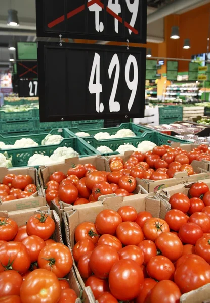 Tomatoes for sale in grocery — Stock Photo, Image