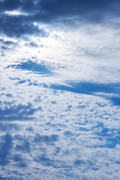 Nuvens sobre céu azul de verão — Fotografia de Stock