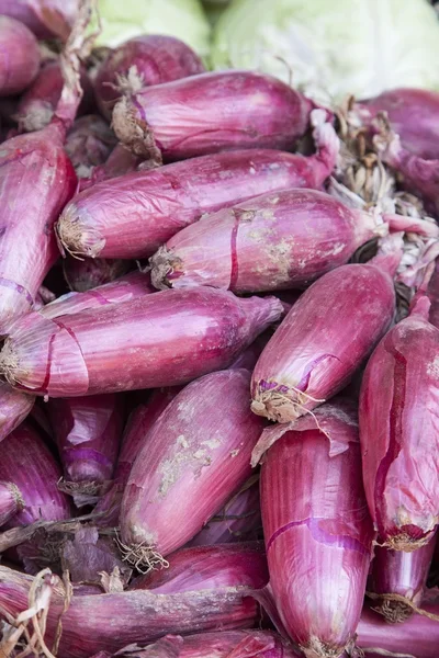 Red onions sold in traditional market — Stock Photo, Image