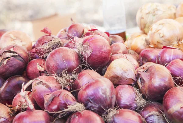 Red onions sold in market — Stock Photo, Image