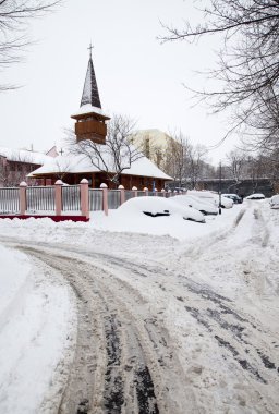 karlı yol şehir