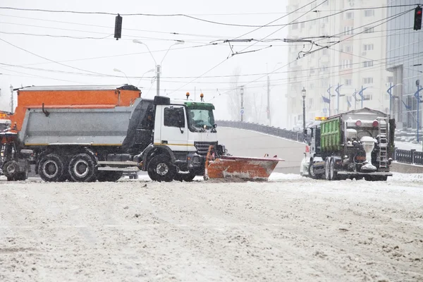 Snow trucks streets of a big city — Stock Photo, Image