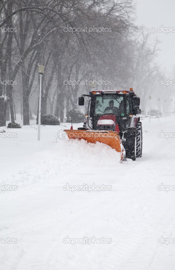 The tractor removal snow