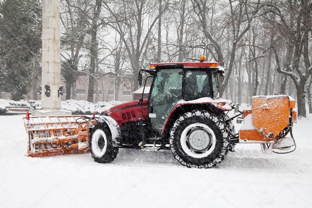 The tractor removal snow in park