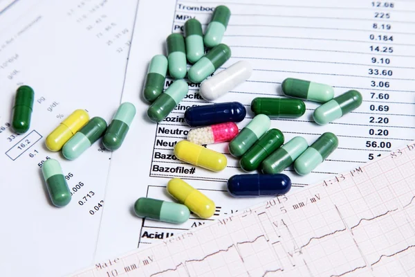 Kolorowe tabletki i kapsułki — Zdjęcie stockowe