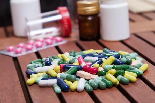 Barevné tablety pro účinnou léčbu — Stock fotografie