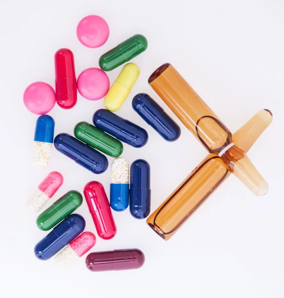 Mnoho barevných pilulek pro účinnou léčbu — Stock fotografie