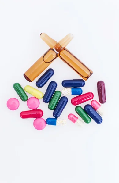Πολλά χρωματιστά χάπια που απομονώνονται σε λευκό φόντο — Φωτογραφία Αρχείου