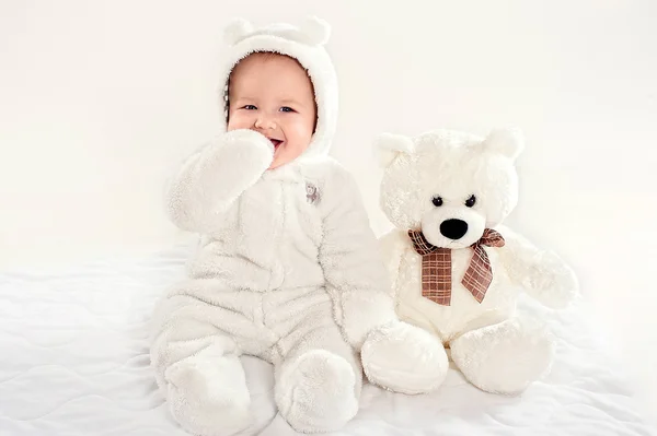 O pequeno rapaz em um terno de um filhote de urso — Fotografia de Stock