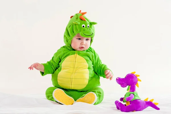 A pequena criança em um terno de um dragão — Fotografia de Stock