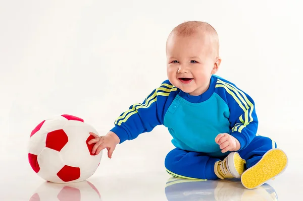 Het jongetje speelt met een bal — Stockfoto