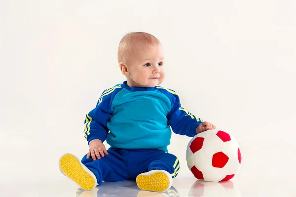 Gra mały chłopiec z piłką — Zdjęcie stockowe