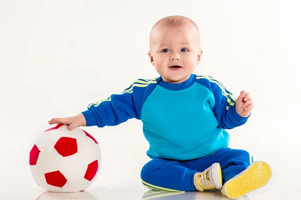 O menino brinca com uma bola — Fotografia de Stock