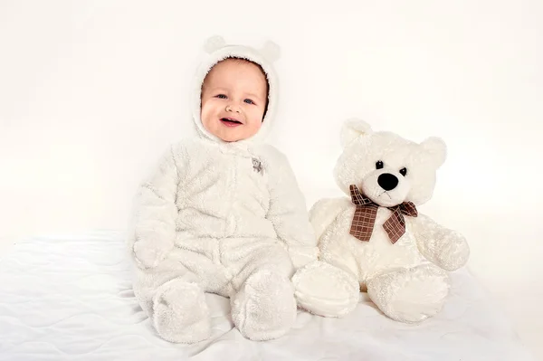 O pequeno rapaz em um terno de um filhote de urso — Fotografia de Stock