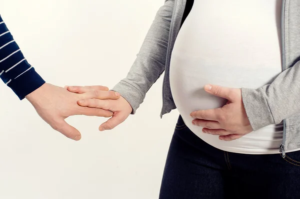 Primo piano di una pancia della donna incinta — Foto Stock