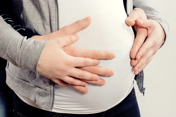 Primo piano di uno stomaco della donna incinta — Foto Stock