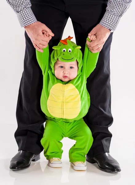 El niño pequeño en el traje del dragón —  Fotos de Stock