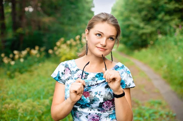 Junge Frau spaziert im Sommerpark. — Stockfoto