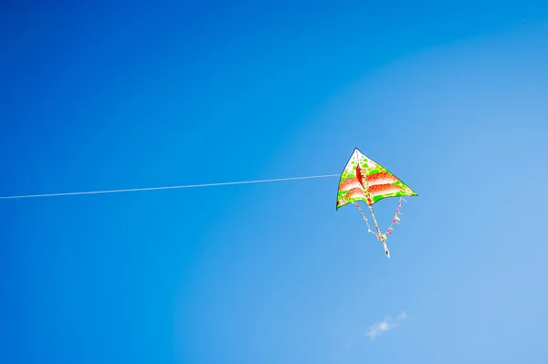 Pipa colorida voando ao vento — Fotografia de Stock