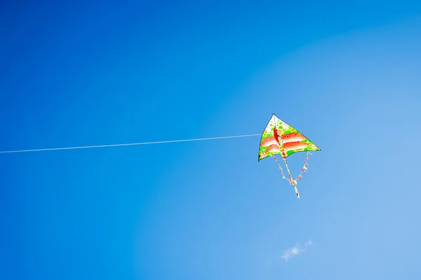 Colorido cometa volando en el viento — Foto de Stock