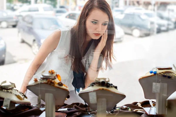 Beautiful girl choosing jewelry in shop — Stock Photo, Image