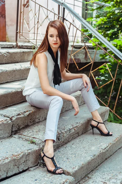 Hübsche Frau sitzt auf Stufen — Stockfoto