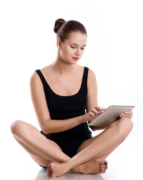 Mujer sosteniendo la computadora tableta, trabajando en la pantalla táctil . — Foto de Stock